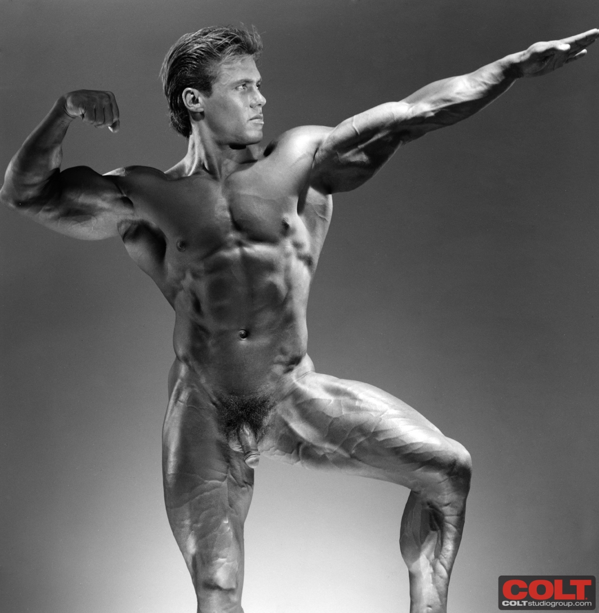 Bodybuilders Pose Nude 37